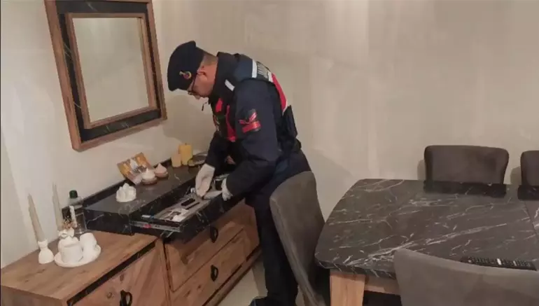 Kendilerini Polis Ve Savcı Olarak Tanıtıp 2 Milyon Lira Dolandıran Şüpheliler Yakalandı (2)