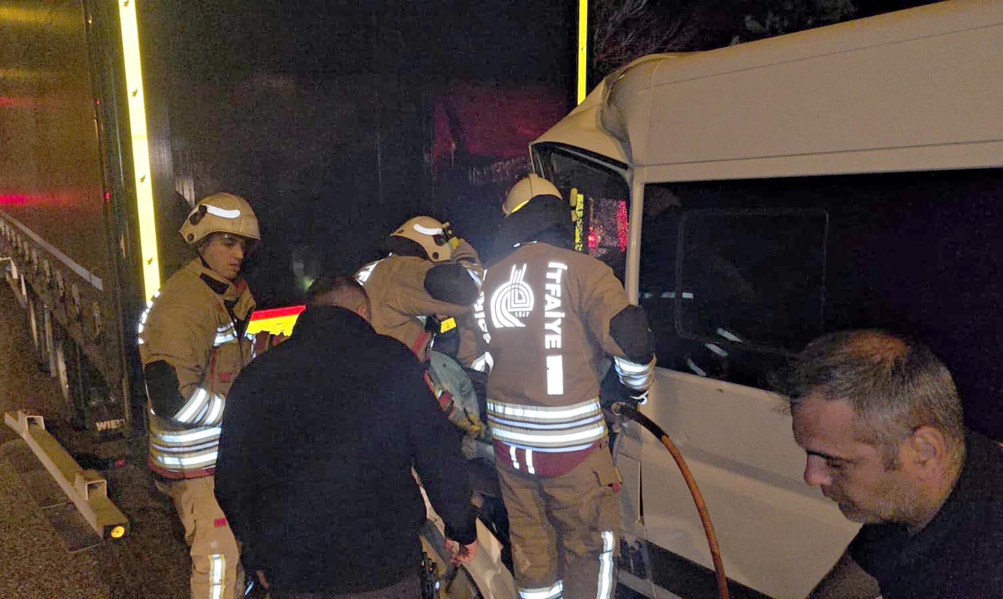 Kırmızı Işıkta Bekleyen Tir'a Çarpan Minibüsün Sürücüsü Öldü (1)