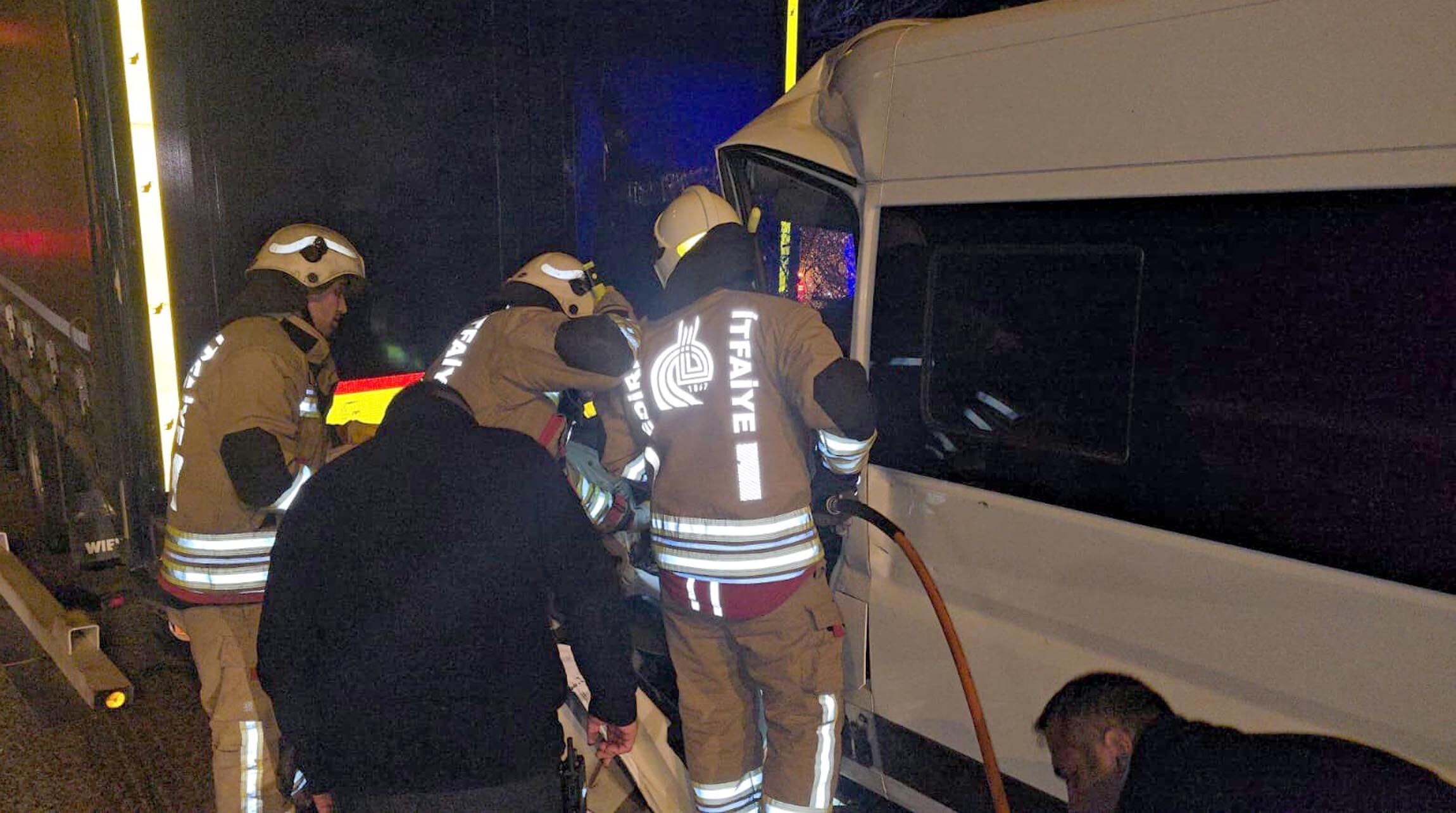 Kırmızı Işıkta Bekleyen Tir'a Çarpan Minibüsün Sürücüsü Öldü (2)