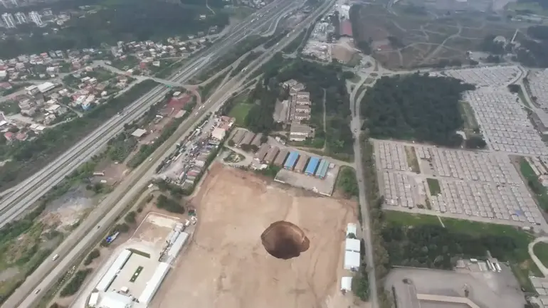 Korkutan Görüntü Oluşan Obruğun Çapı Büyüdü (1)