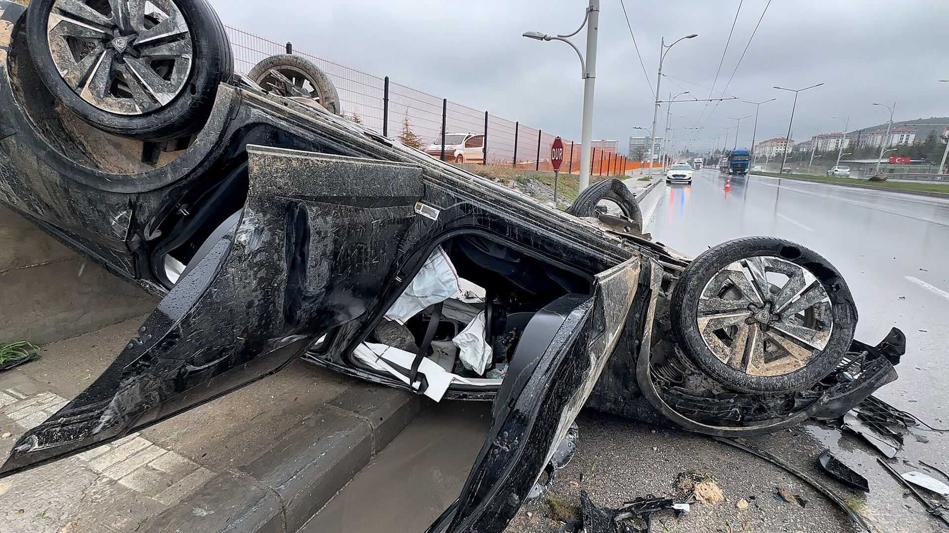 Malatya’da Otomobil Takla Attı 5 Kişi Kazayı Yara Almadan Atlattı (1)