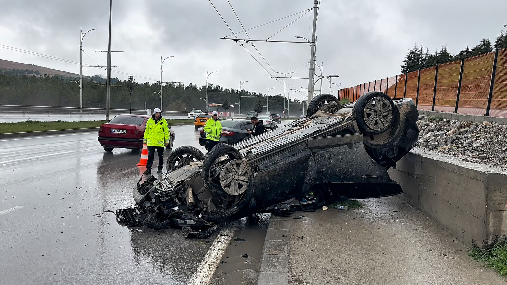 Malatya’da Otomobil Takla Attı 5 Kişi Kazayı Yara Almadan Atlattı (3)