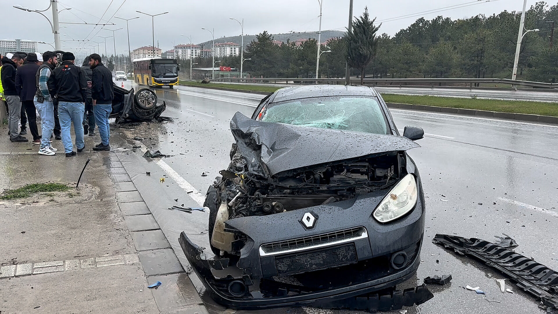 Malatya’da Otomobil Takla Attı 5 Kişi Kazayı Yara Almadan Atlattı (4)