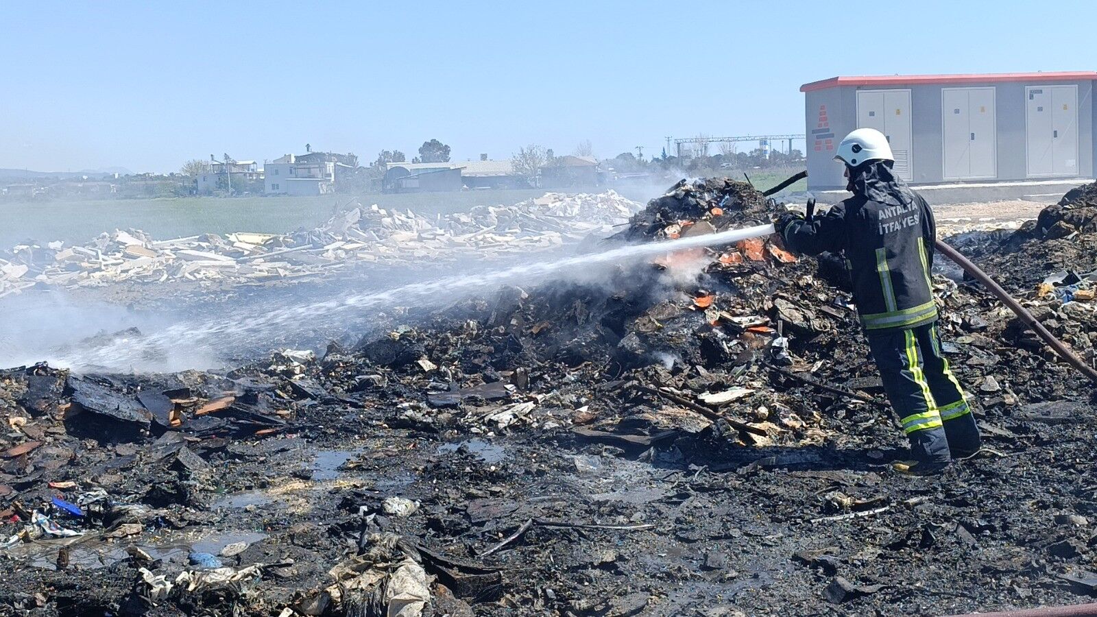 Manavgat’ta Çöp Ve Hurdalar Yine Yandı, Vatandaşlar Duruma Tepki Gösterdi (1)-1