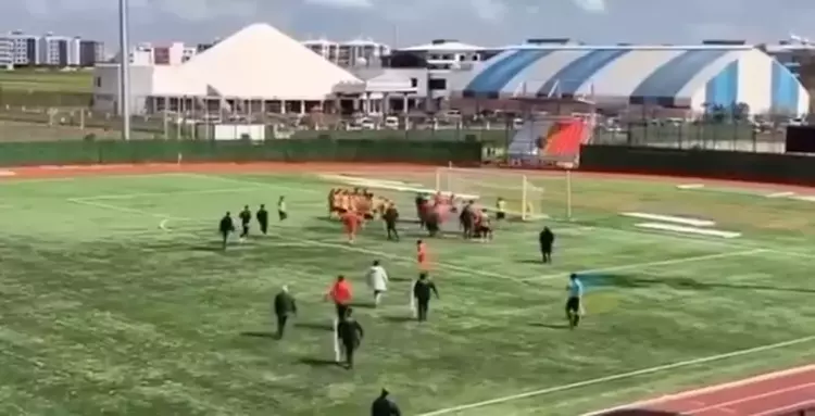 Mardin’de Amatör Maçta Kavga Futbolcunun Elmacık Kemiği Kırıldı (1)-1