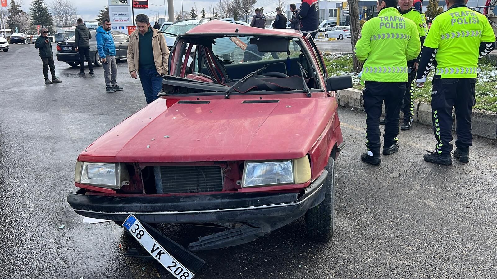 Nevşehir’de İki Otomobil Çarpıştı 6 Kişi Yaralandı (1)