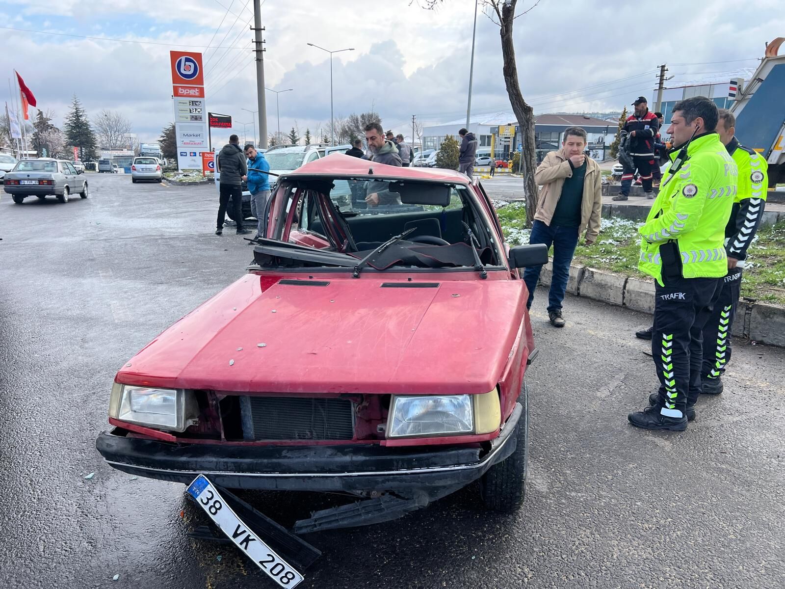 Nevşehir’de İki Otomobil Çarpıştı 6 Kişi Yaralandı (4)