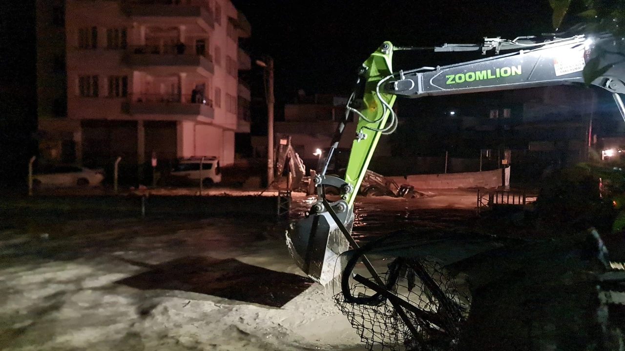 Osmaniye Kadirli’de Sel Felaketi! Araçta Mahsur Kalan 2 Kişi Hayatını Kaybetti (1)