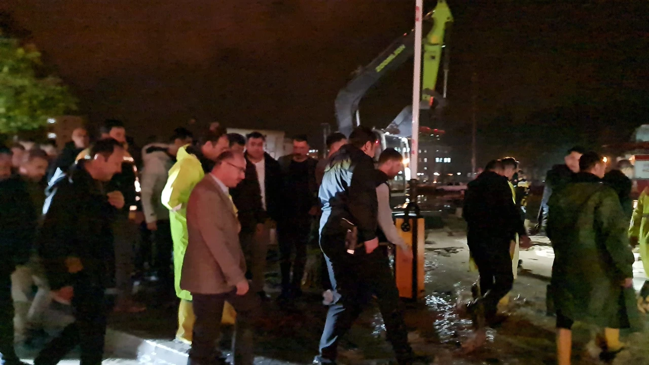 Osmaniye Kadirli’de Sel Felaketi! Araçta Mahsur Kalan 2 Kişi Hayatını Kaybetti (7)