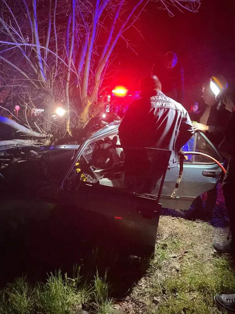 Otomobil Ağaca Çarptı 2 Ölü, 2 Yaralı