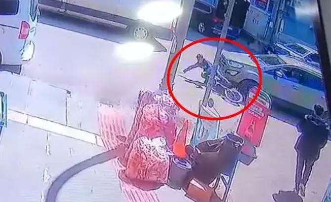 Otomobilin altında kalan çocuğun 10 metre sürüklendiği kaza kamerada