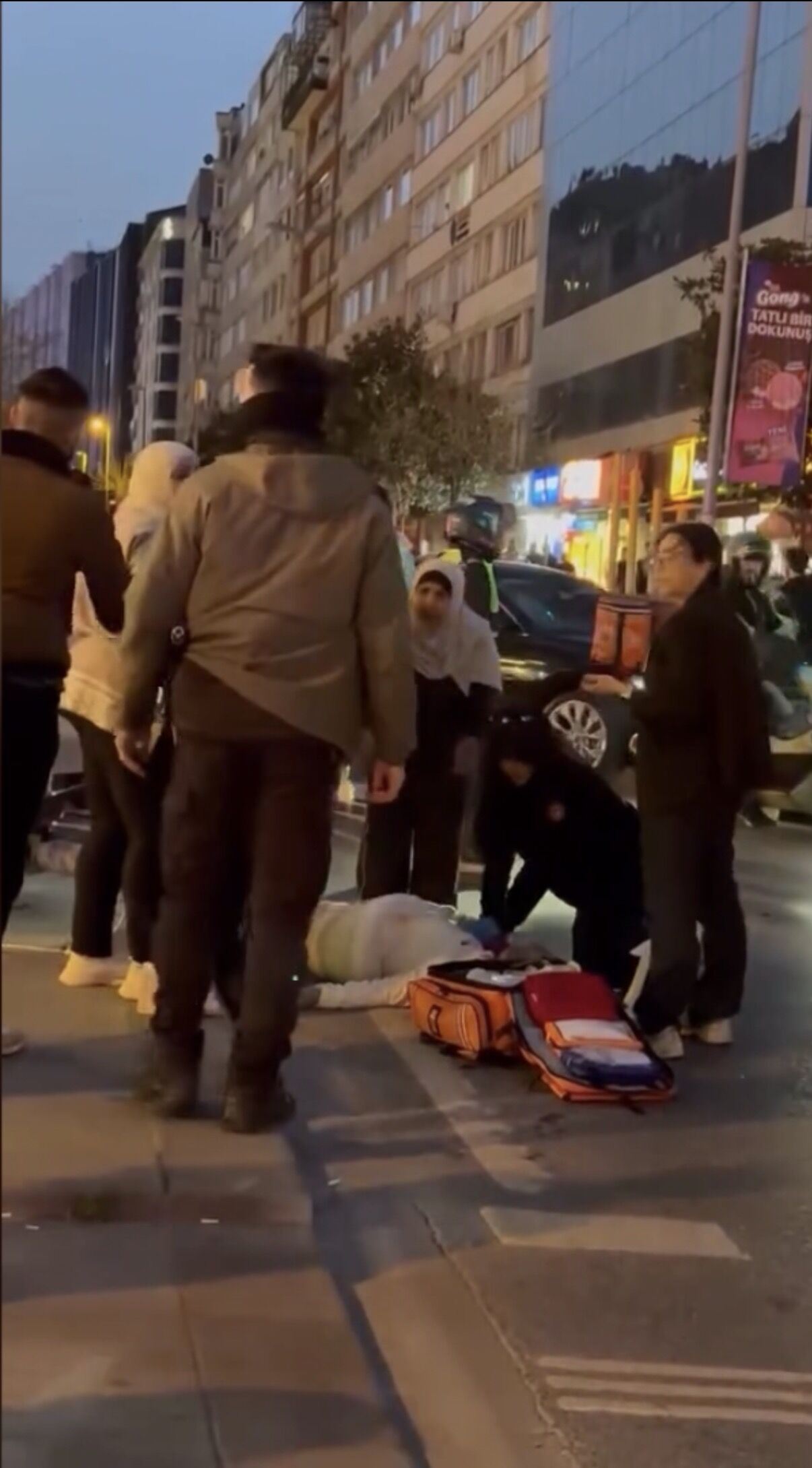 Otomobilin Çarptığı Direk Mısırlı Turistin Üzerine Devrildi; Beyin Kanaması Geçirdi (1)