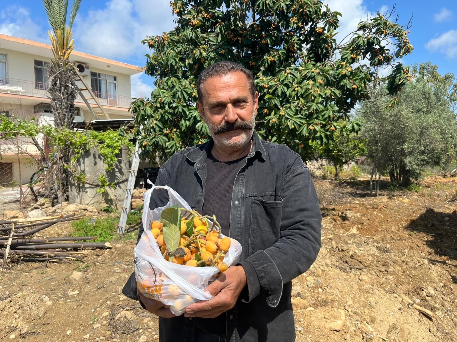 Poşetini Alan Bahçeye Koştu Meyveler Bedava Dağıtıldı (4)
