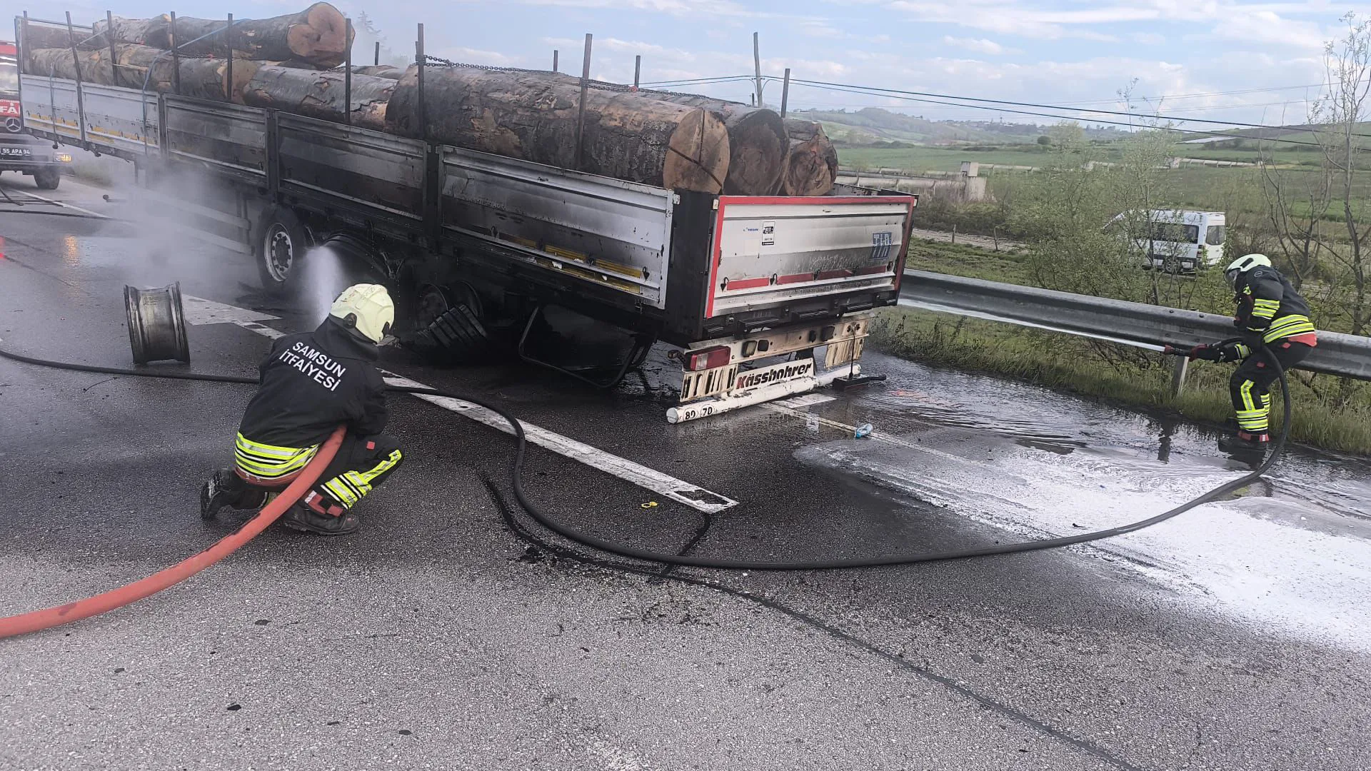 Samsun’da Seyir Halindeki Kamyon Alev Aldı (2)