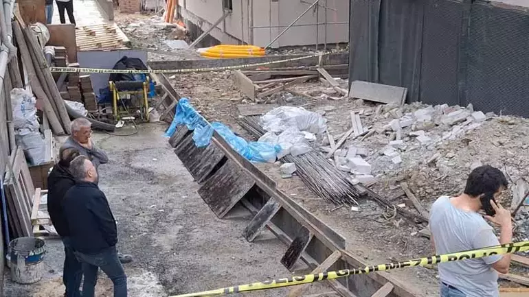 Şantiye Şefi 5’Inci Kattan Düşerek Hayatını Kaybetti (2)