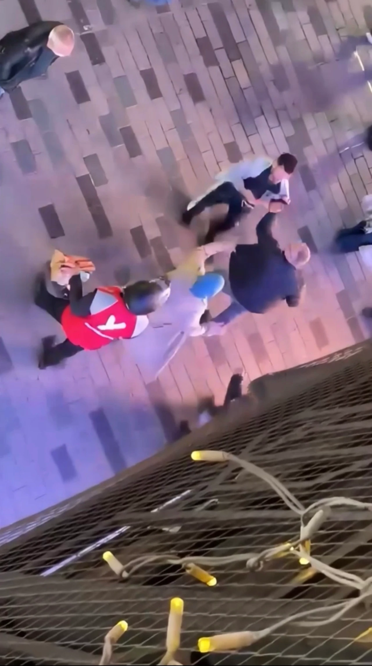 Taksim’de Avm Tartışması Sokağa Taştı! Güvenlik Görevlisi Ile Aile Birbirine Girdi (1)