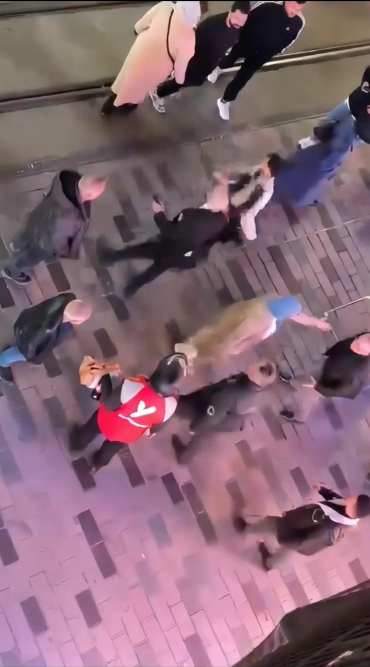 Taksim’de Avm Tartışması Sokağa Taştı! Güvenlik Görevlisi Ile Aile Birbirine Girdi (2)