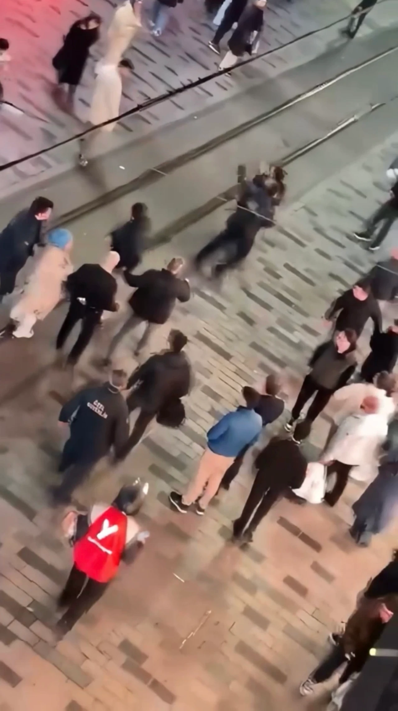 Taksim’de Avm Tartışması Sokağa Taştı! Güvenlik Görevlisi Ile Aile Birbirine Girdi (3)