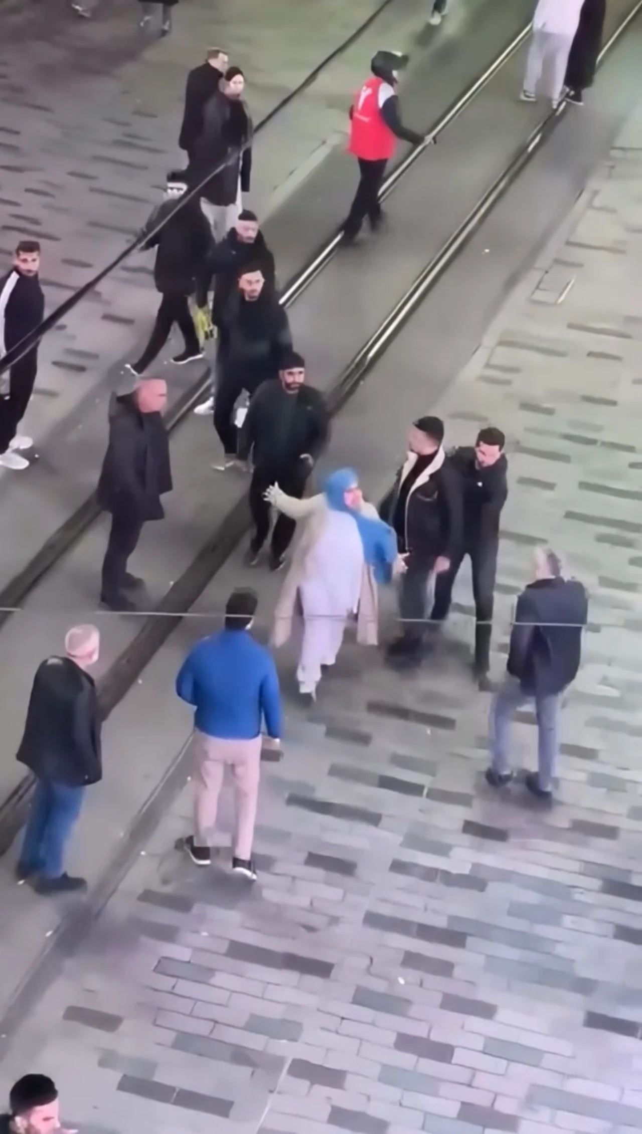 Taksim’de Avm Tartışması Sokağa Taştı! Güvenlik Görevlisi Ile Aile Birbirine Girdi (5)