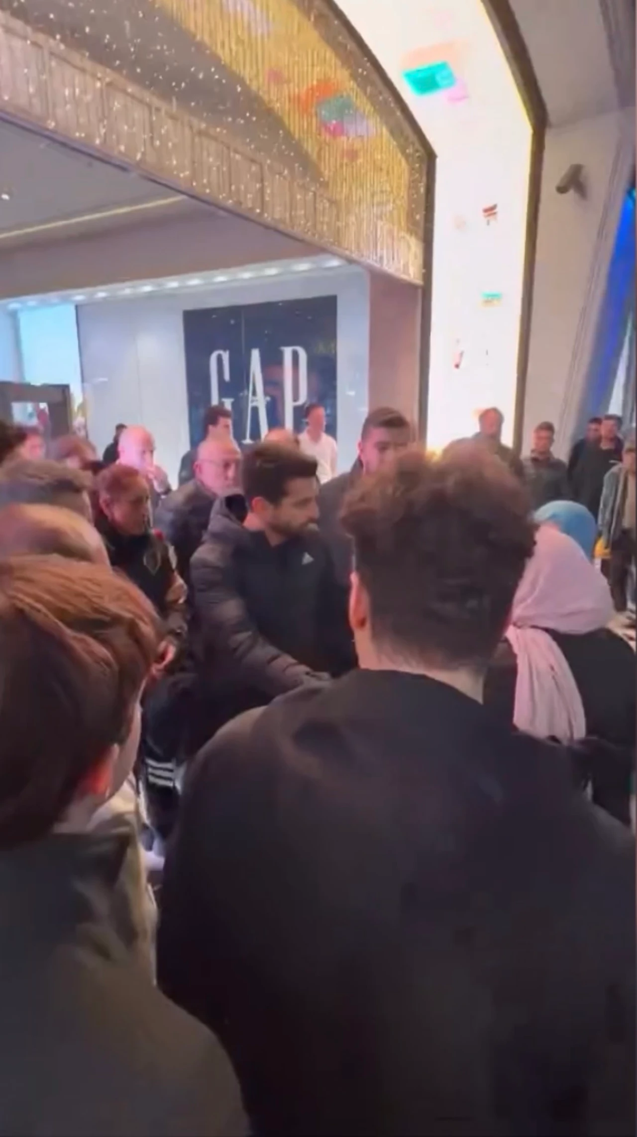 Taksim’de Avm Tartışması Sokağa Taştı! Güvenlik Görevlisi Ile Aile Birbirine Girdi (6)