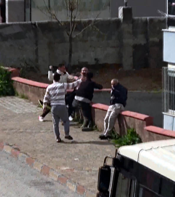 Tekerlekli Sandalyedeki Babasını Azarlayınca Mahalledeki Gençler Tarafından Dövüldü (1)