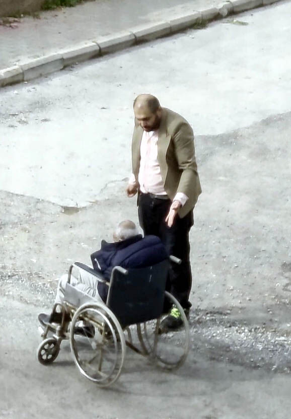 Tekerlekli Sandalyedeki Babasını Azarlayınca Mahalledeki Gençler Tarafından Dövüldü (3)