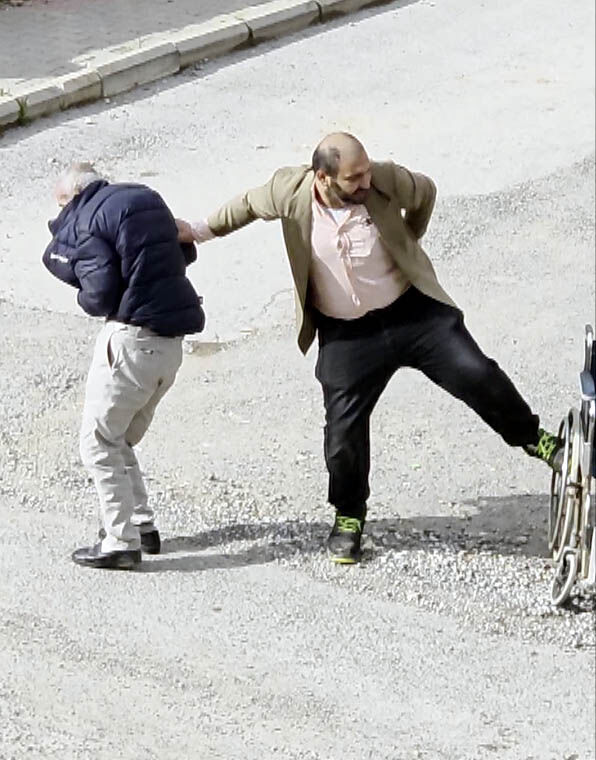 Tekerlekli Sandalyedeki Babasını Azarlayınca Mahalledeki Gençler Tarafından Dövüldü (4)