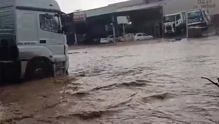 Tekstil Fabrikasını Su Bastı; Işçiler Tahliye Edildi (1)-1