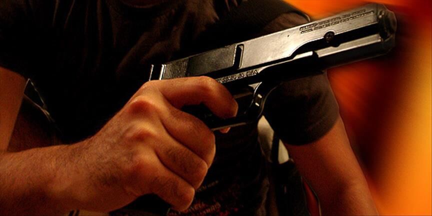 Çalıştığı 2 arkadaşını okul önünde tabancayla vurdu