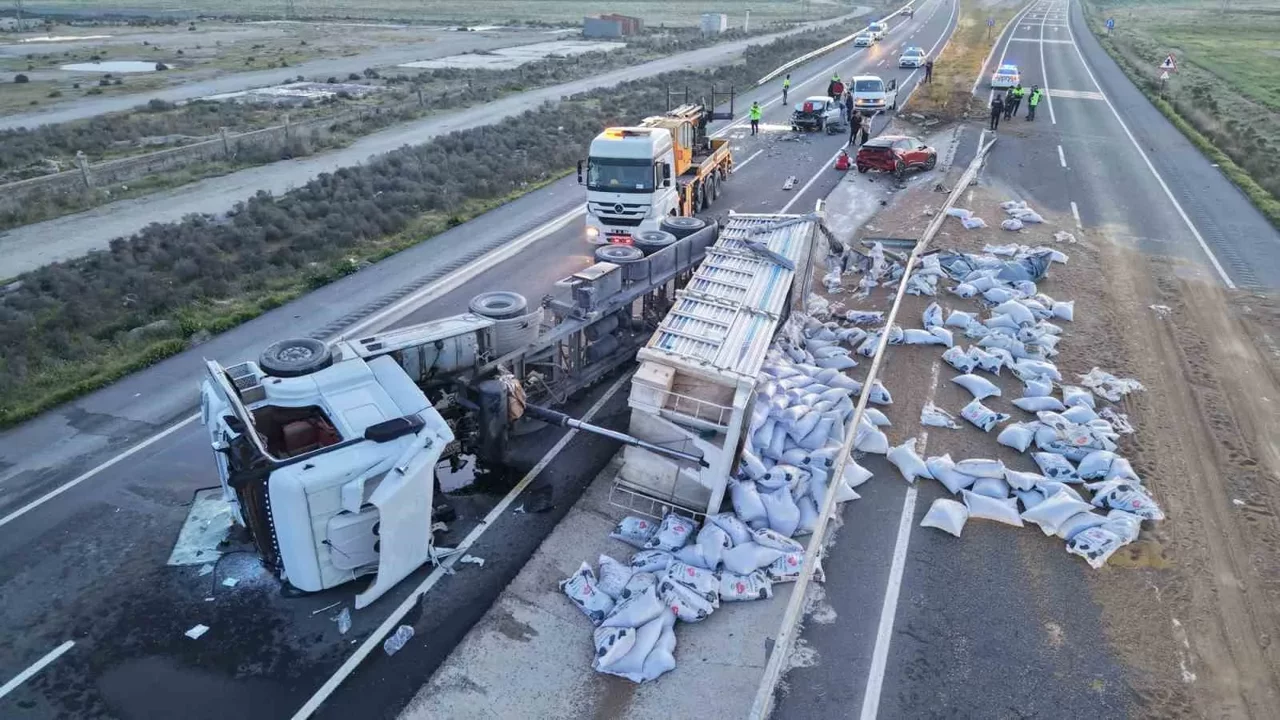 Tır devrildi, arkadan gelen araç çarptı: 1 ölü, 5 yaralı var