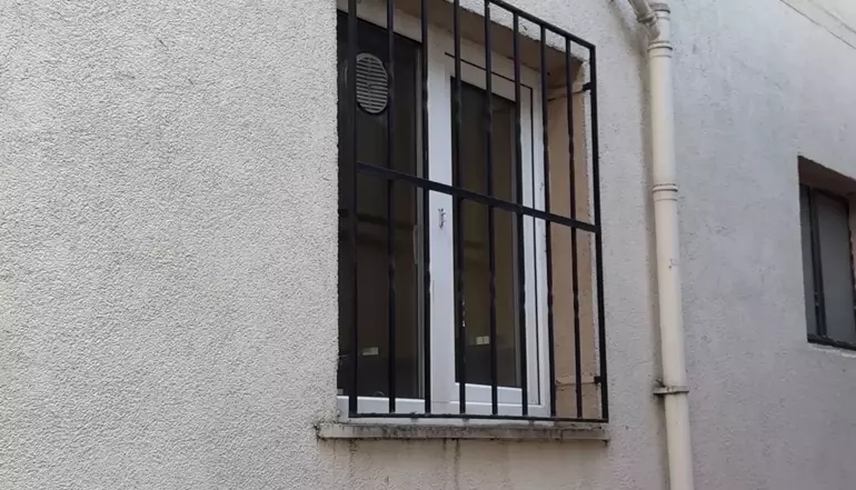 Üsteğmen Evinde Başından Vurulmuş Halde Ölü Bulundu