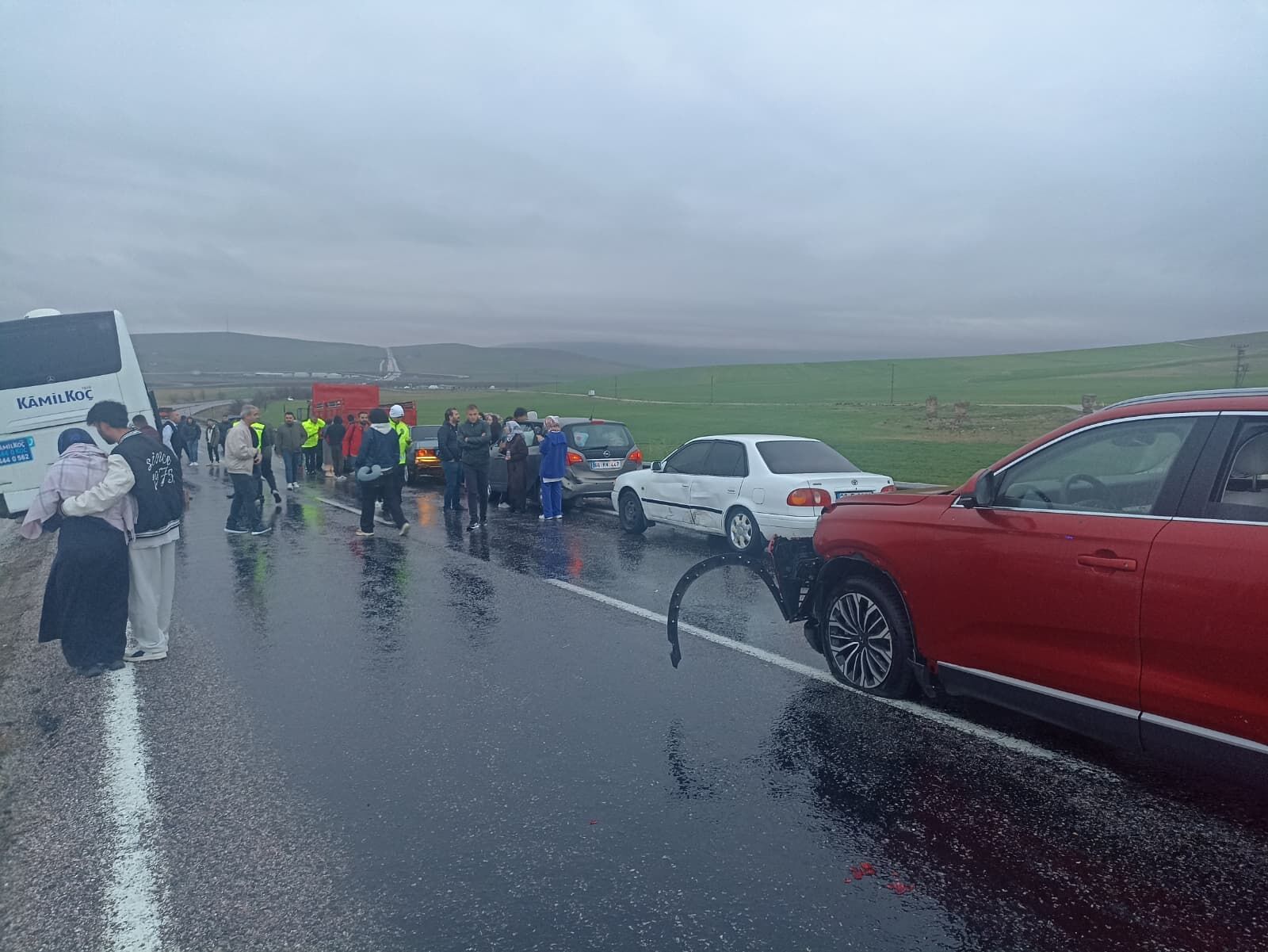 Yolcu otobüsü 10 araca çarptı ve 7 kişi yaralandı