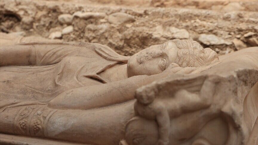 10 metrelik anıtsal mezar ve içerisinde aristokrat bir kadına ait lahit bulundu