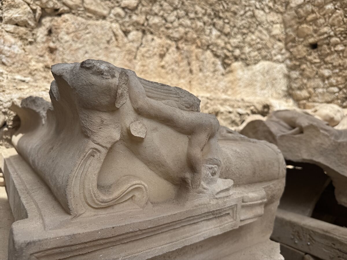 10 Metrelik Anıtsal Mezar Ve Içerisinde Aristokrat Bir Kadına Ait Lahit Bulundu (2)