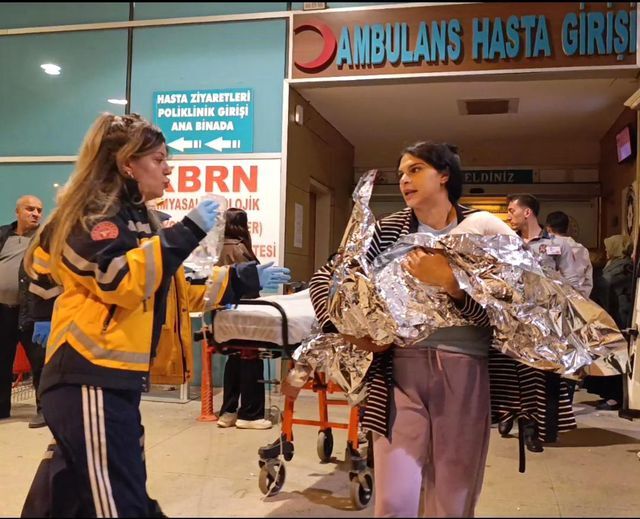 2 Yaşındaki Çocuk Kaynar Su Dolu Kovaya Düştü (4)