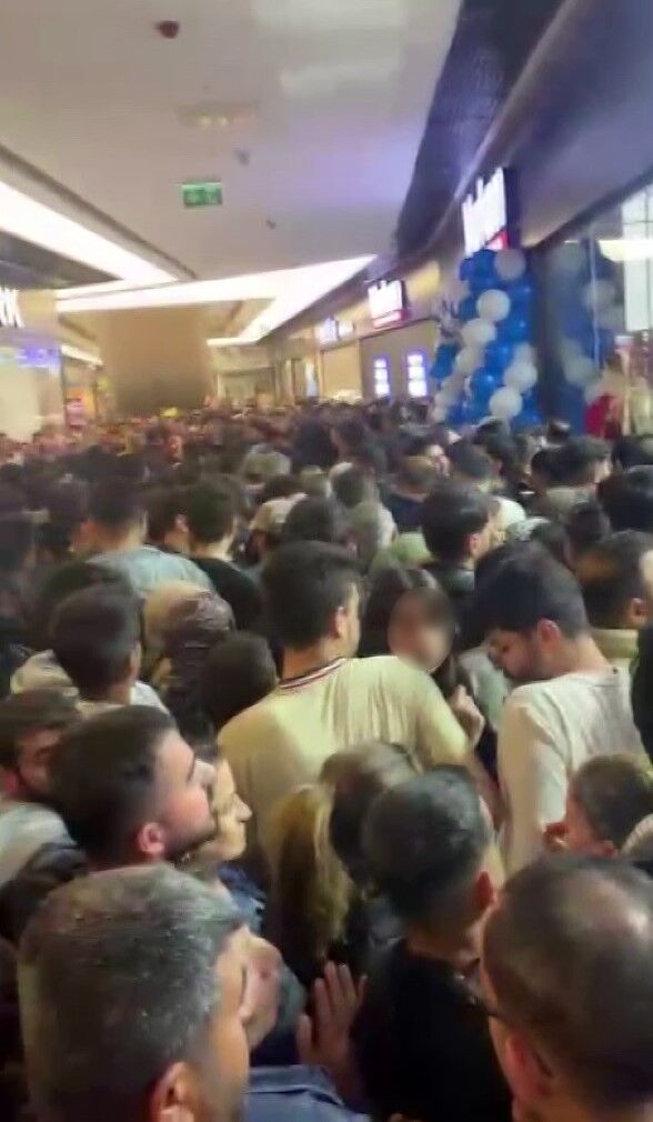 Mağaza açılışında izdiham yaşandı