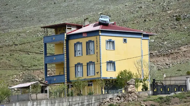 3 Katlı Evin Çatısına Vinçle Kamyonet Yerleştirdi (2)