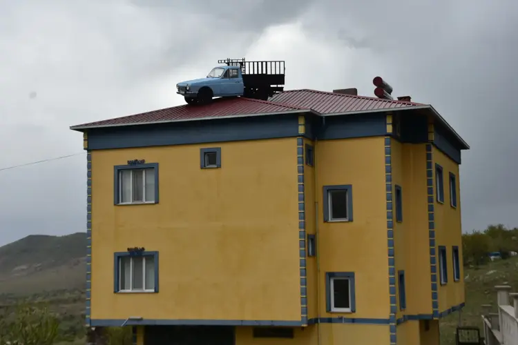3 Katlı Evin Çatısına Vinçle Kamyonet Yerleştirdi (3)