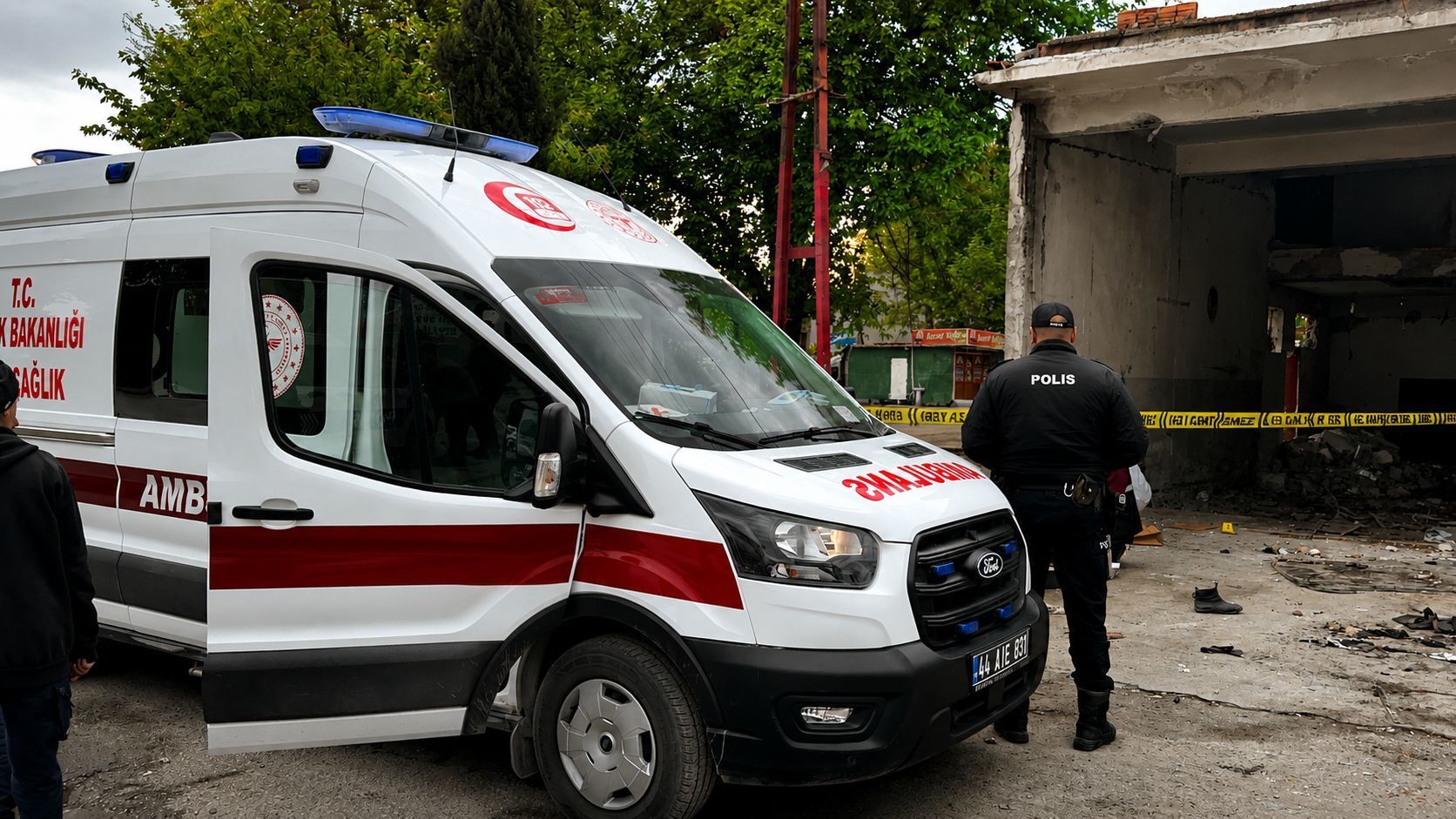 39 Yaşındaki Adam Elektrik Direğinden Düşüp Öldü; Olay Kamerada (1)