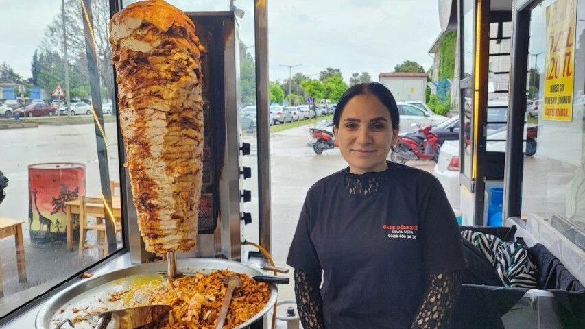 5 Döner Yiyip, 2 Kola Ve 1 Ayran Içip Hesap Ödemeden Gittiler 1