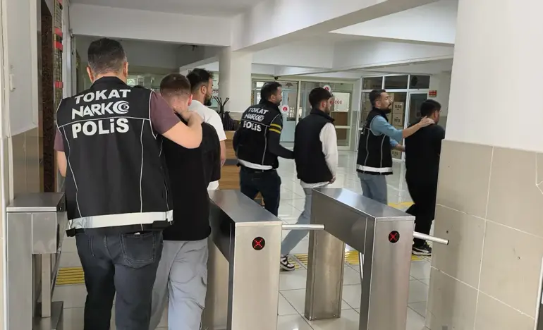 "Uyuştur*cu ticareti' operasyonu; 2 tutuklama, 2 ev hapsi kararı-1