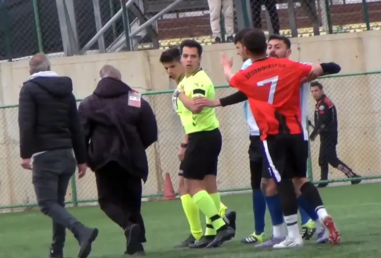 Sahaya girip orta hakeme yumruk atan futbolcu serbest kaldı-1