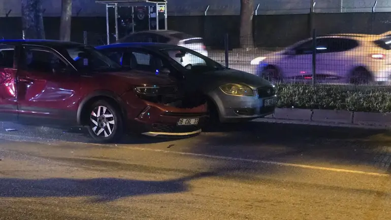 Otomobil, kırmızı ışıkta bekleyen otomobile çarptı: 3 yaralı