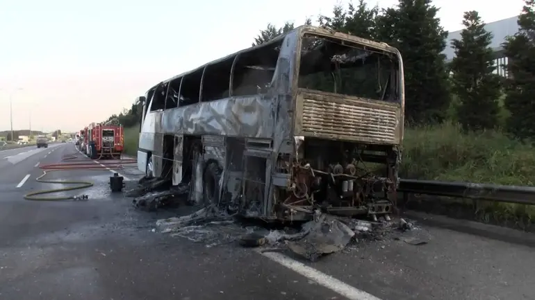 Seyir halindeki tur otobüsü yandı: 43 yolcu tahliye edildi