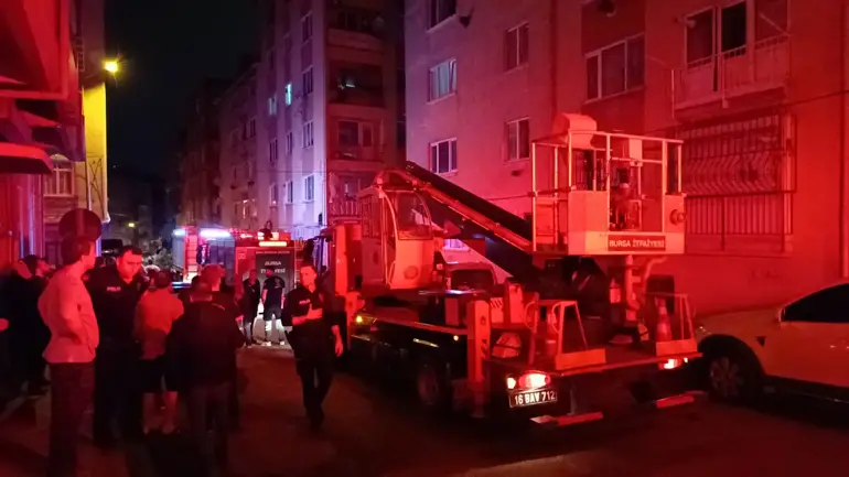 Apartman dairesinde çıkan yangın korkuttu-1