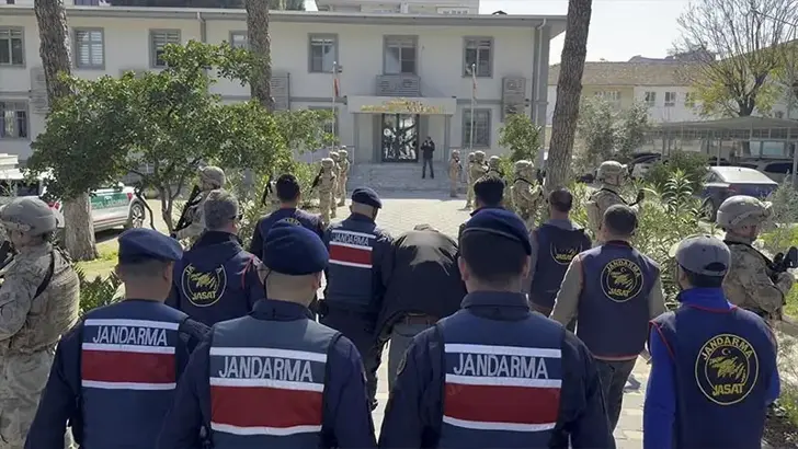 Oğlu annesinin başına odunla vurup öld*rdü: Arkadaşı da tutuklandı