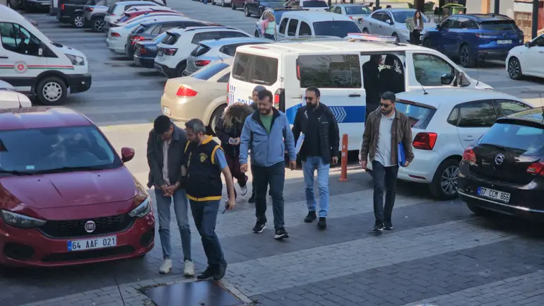 Ev sahibi olma vaadiyle vatandaşları 3,5 milyon lira dolandıran çift yakalandı