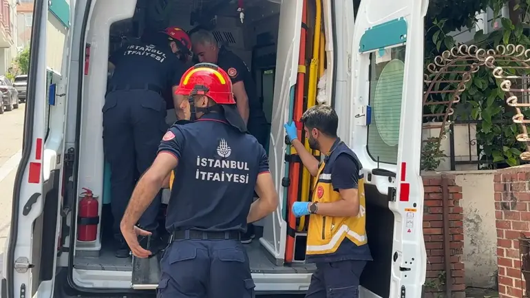 Avcılar'da evinde düşen 70 yaşındaki kadın sürünerek kapıya ulaştı, yardıma kızı ve ekipler koştu