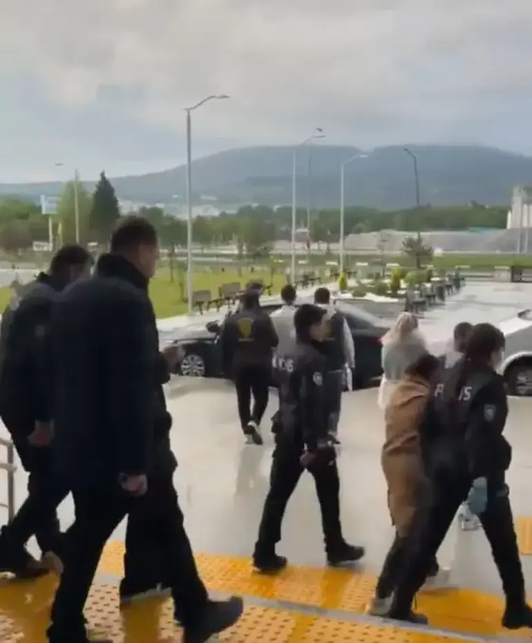 Kuyumcuyu düşük ayarlı altınla dolandıran 4 şüpheli yakalandı