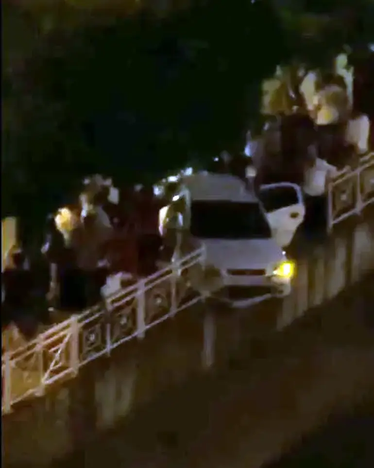 Adana'da otomobil, sulama kanalının korkuluklarında asılı kaldı